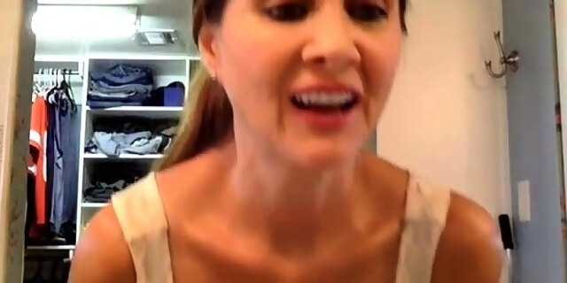 boobs,brunette,dildo,masturbation,milf,solo,toys,webcam